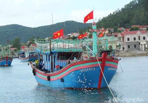 Ngư dân Nghệ An bị gió lốc quật xuống biển mất tích