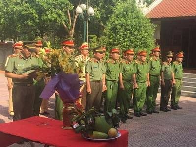 Công an Quỳ Hợp dâng hương tưởng niệm cố Bộ trưởng Trần Quốc Hoàn