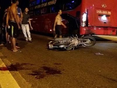 Đâm vào xe khách giường nằm, một công nhân bị thương nặng