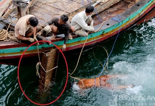 Kiếm tiền triệu mỗi ngày khi lặn 'mót sắt' ở đáy biển Nghi Thiết