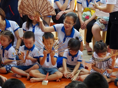 Trải nghiệm một ngày làm 'nghệ nhân nhí' tại làng nghề quạt giấy