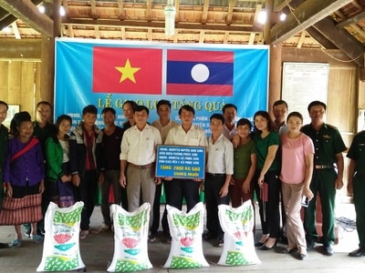 Huyện Anh Sơn tặng quà cụm bản Phôn Mường - Mường Chăn (Lào)