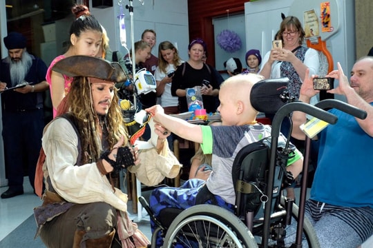 Johnny Depp hóa thân thành thuyền trưởng, thăm hỏi bệnh nhi