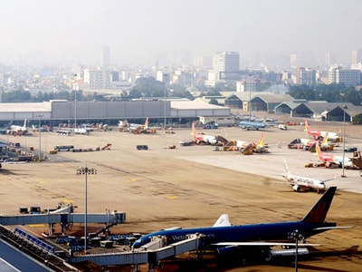 Tăng giá đồng loạt nhiều dịch vụ hàng không