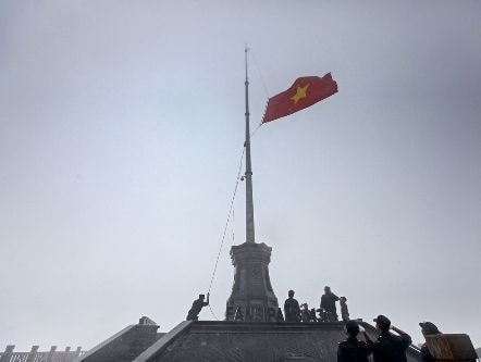 Chiêm ngưỡng lá cờ Việt Nam tung bay trên 'Nóc nhà Đông Dương'