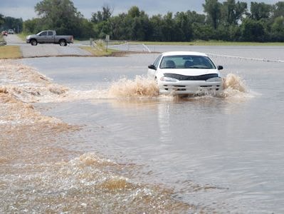 Kinh nghiệm lái xe ô tô khi gặp mưa lũ