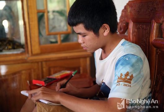 Cậu học trò người Thái được xem là 'kỳ nhân' ở bản biên giới xứ Nghệ