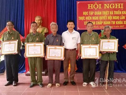 Đảng bộ xã Nghĩa Hành (Tân Kỳ) trao tặng Huy hiệu Đảng cho 14 đảng viên