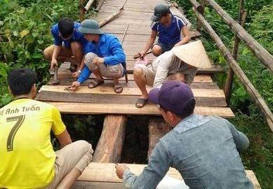 Thanh niên lội khe, chặt tre làm cầu giúp dân bản