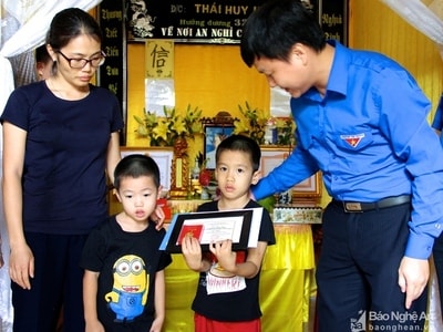 Truy tặng Huy hiệu 'Tuổi trẻ dũng cảm' cho cán bộ giao thông tử nạn