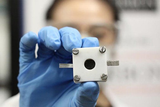 Pin kẽm không khí trữ điện gấp 5 lần pin lithium-ion