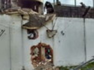 Bị can khoét tường trốn trại giam bị bắt lại trong xưởng gỗ