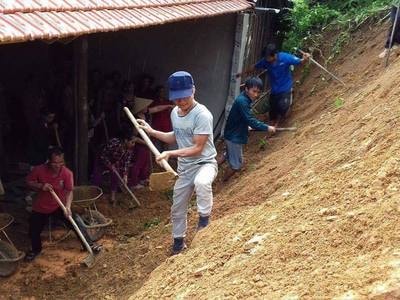 Đoàn viên thanh niên giúp dân khắc phục hậu quả do sạt lở đất