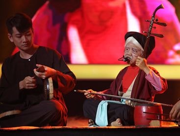 Bé 7 tuổi hóa cụ già hát xẩm khiến Xuân Bắc nổi da gà