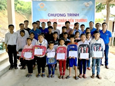 Chi đoàn TAND TP. Vinh trao quà 'Nâng bước chân em tới trường'