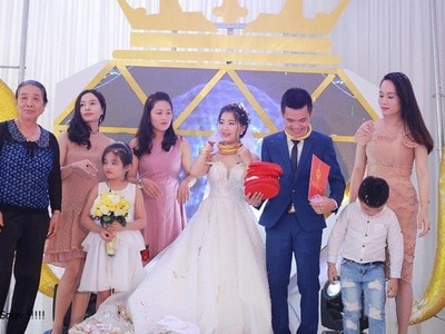 Xôn xao đám cưới cô dâu và chú rể đeo vàng 'gãy cổ' tại Nghệ An