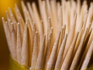 4 mối nguy rình rập khi xỉa răng