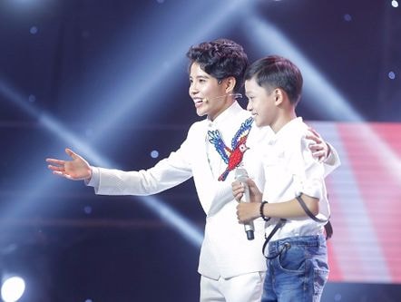 Khán giả khóc khi nghe cậu bé 13 tuổi hát dân ca