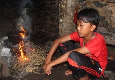 Cậu bé mồ côi muốn bỏ học đi làm nuôi bà