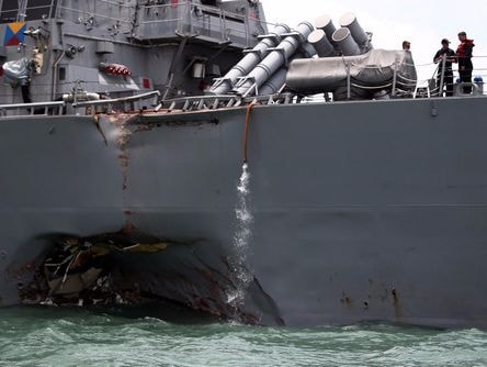 Chiến hạm Mỹ thủng lỗ lớn sau khi va chạm tàu dầu ngoài khơi Singapore