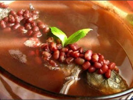 Cá chép nấu canh đậu đỏ trị viêm thận cấp tính