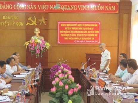 Nguyên Bộ trưởng Trương Đình Tuyển khuyên Kỳ Sơn phát triển cây, con giống bản địa