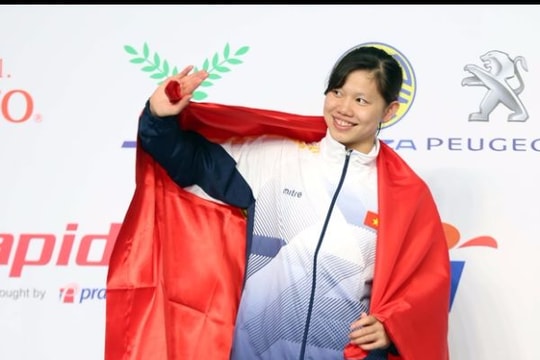 Khoảnh khắc Ánh Viên nhận HC Vàng đầu tiên tại SEA Games 29