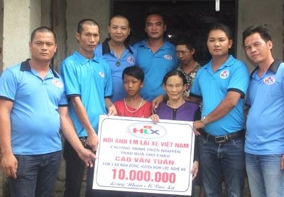 Trao quà cho cậu học sinh lớp 8 mồ côi muốn nghỉ học chăm bà