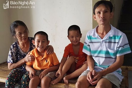 Gia cảnh khốn khó của gia đình cả 3 cha con đều mắc bệnh teo não