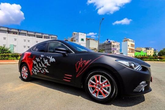Độc đáo Mazda3 2017 dán tem Batman