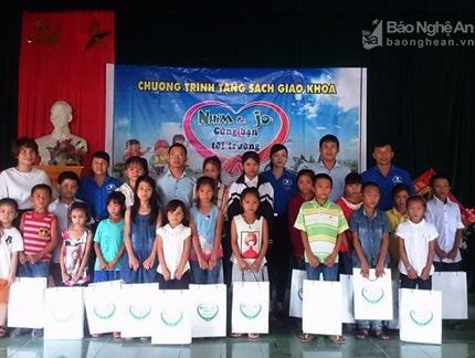 Trao 70 bộ sách giáo khoa cho học sinh nghèo Nghi Lộc