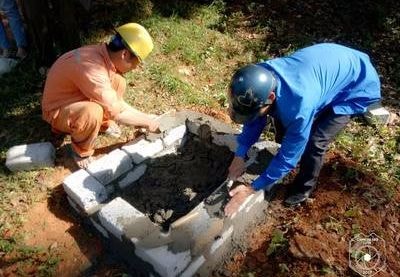 Tuổi trẻ Bồng Khê xây hố rác giúp hộ nghèo