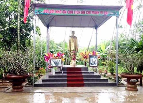 Nghệ An: Nghệ nhân ưu tú xây dựng Tượng đài Bác Hồ trong vườn nhà