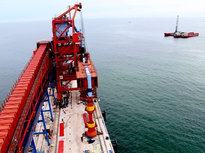 Huy động trên 50.000 m3 đất đá đắp lại mố cầu cảng Nghi Thiết