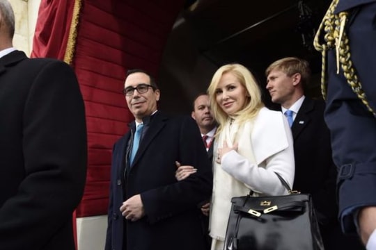 Vợ bộ trưởng phải xin lỗi vì ... 'khoe của'