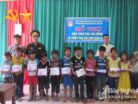Đồn biên phòng Nậm Cắn tặng đồ dùng học tập cho học sinh vùng lũ quét
