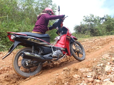 Nhọc nhằn 'cõng' chữ lên non