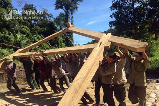 Dân bản dựng nhà cho giáo viên 'vào' năm học mới