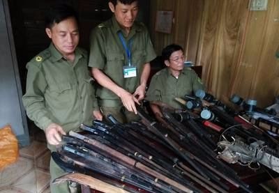 Người dân Tương Dương tự nguyện giao nộp súng