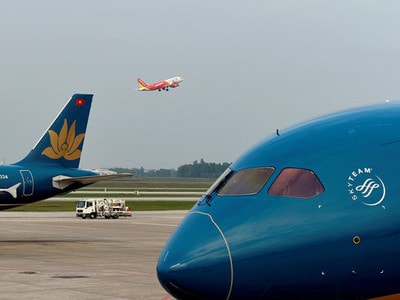 Đại lý vé máy bay 'hét' giá, giục khách mua sớm