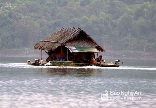 Cuộc sống 'bộ lạc' lòng hồ Bản Vẽ