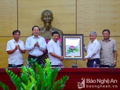 Bộ trưởng, Chủ nhiệm Uỷ ban Dân tộc ấn tượng với trưởng bản vùng cao Nghệ An