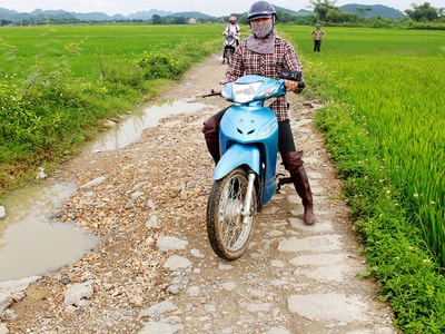 Quỳ Hợp: Đường liên xã bị xe tải 'băm nát'