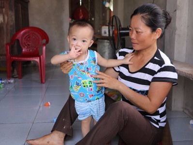 Mẹ nghèo đau đớn nhìn con bị tim bẩm sinh