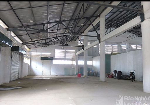 Nghệ An: Chợ 18 tỷ bỏ không, dân ra đường buôn bán