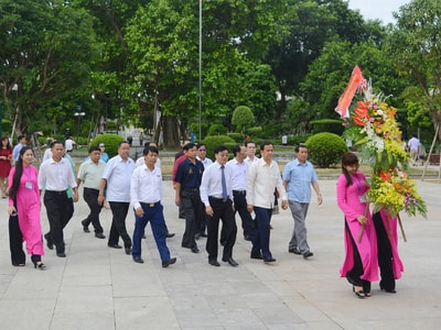 Cán bộ cấp cao Ủy ban Kiểm tra Trung ương Lào dâng hoa tại Khu di tích Kim Liên