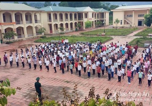 Học sinh nội trú tập làm quân nhân