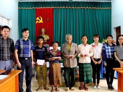 Sở GTVT Nghệ An tặng sổ tiết kiệm, cây giống cho xã nghèo