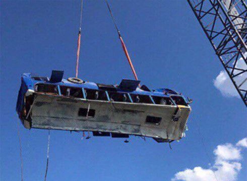 Nga: Xe buýt lao xuống biển làm 14 người thiệt mạng