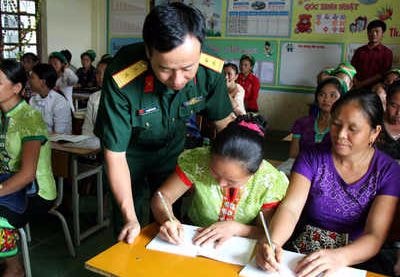Khai giảng lớp sau xóa mù chữ cho bà con xã vùng biên